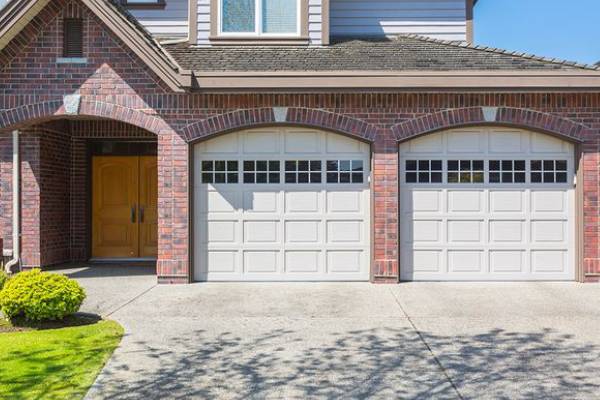 GET A GARAGE DOOR THAT STANDS OUT